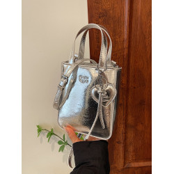 今年流行爆款銀色包包女秋冬2026新款時尚斜後後背包高級感手提水桶包