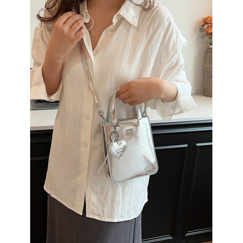 今年流行爆款銀色包包女秋冬2026新款時尚斜後後背包高級感手提水桶包