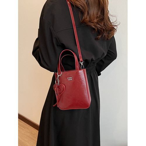 今年流行爆款銀色包包女秋冬2026新款時尚斜後後背包高級感手提水桶包