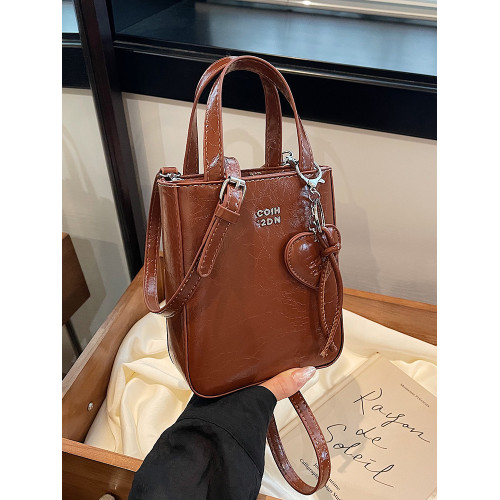 今年流行爆款銀色包包女秋冬2026新款時尚斜後後背包高級感手提水桶包