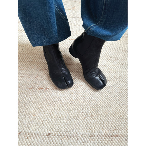 小衆高級設計感分趾豬蹄靴女款粗跟不累腳短靴百搭瘦瘦菸筒馬丁靴