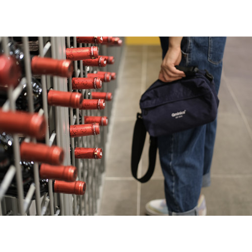 Qminica 2026日常輕便帶娃出門單肩多功能休閒情侶斜後後背包女百搭