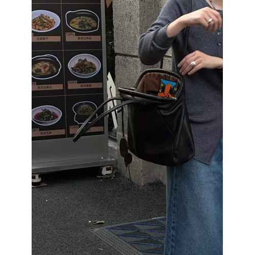 單肩腋下大容量黑色貝殼包包女式2026新款高級感手提口金包托特包