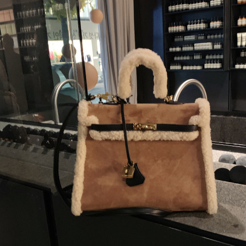 小優家包包 真羊羔毛包毛毛包包女大容量單肩手提包女包新款2026 小優家包包 真羊羔毛包毛毛包包女大容量單肩手提包女包新款2026