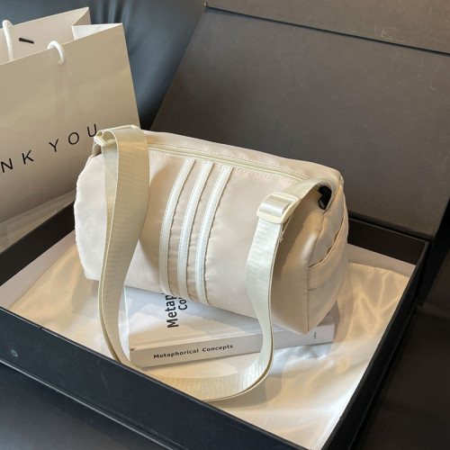 小衆吐司包2025新款時尚運動健身包短途旅行枕頭休閒寬肩帶斜後後背包