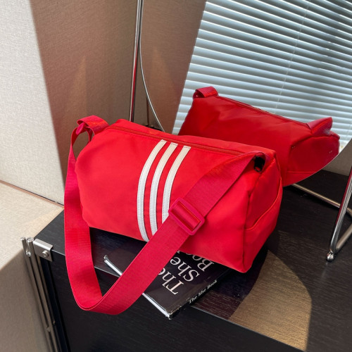 小衆吐司包2025新款時尚運動健身包短途旅行枕頭休閒寬肩帶斜後後背包