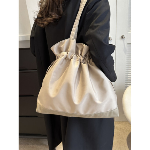 ins日系慵懶風簡約尼龍布大包包女冬2025新款韓版休閒時尚水桶包