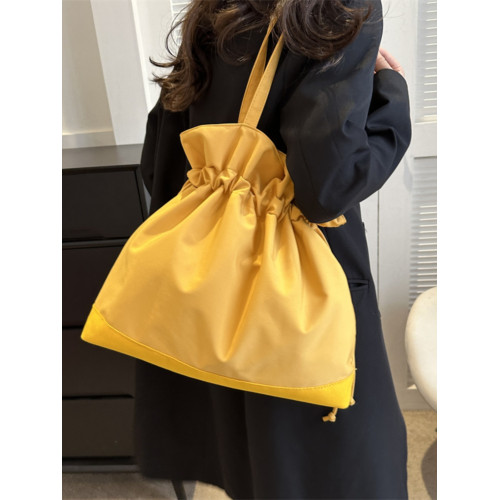 ins日系慵懶風簡約尼龍布大包包女冬2025新款韓版休閒時尚水桶包