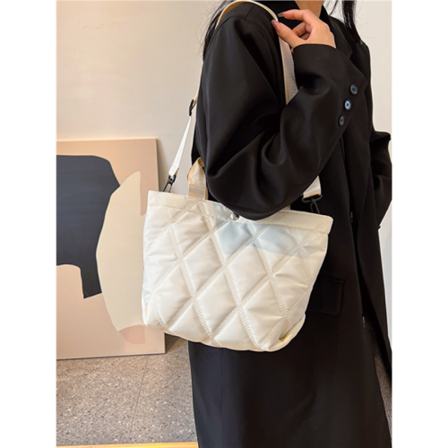 時尚簡約黑色包包女新款潮百搭菱格手提水桶包休閒單肩斜後後背包