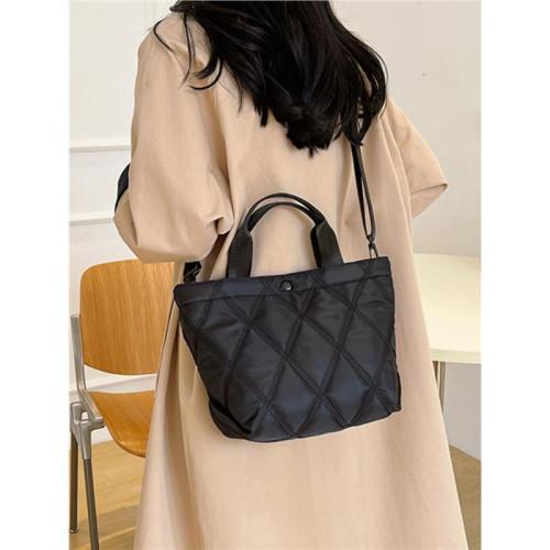 時尚簡約黑色包包女新款潮百搭菱格手提水桶包休閒單肩斜後後背包