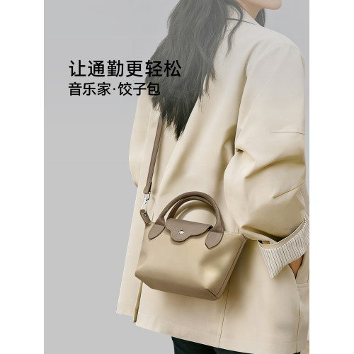 音樂家新款尼龍通勤斜後後背包女士百搭餃子包輕便實用手機雜物小包包