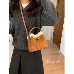 超火羊羔毛手提麂皮絨水桶包女2026新款時尚百搭斜後後背包外出小拎包