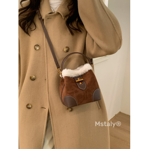 超火羊羔毛手提麂皮絨水桶包女2026新款時尚百搭斜後後背包外出小拎包 超火羊羔毛手提麂皮絨水桶包女2026新款時尚百搭斜後後背包外出小拎包