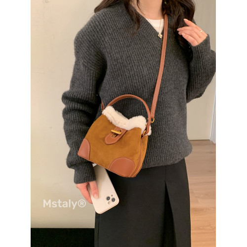 超火羊羔毛手提麂皮絨水桶包女2026新款時尚百搭斜後後背包外出小拎包 超火羊羔毛手提麂皮絨水桶包女2026新款時尚百搭斜後後背包外出小拎包