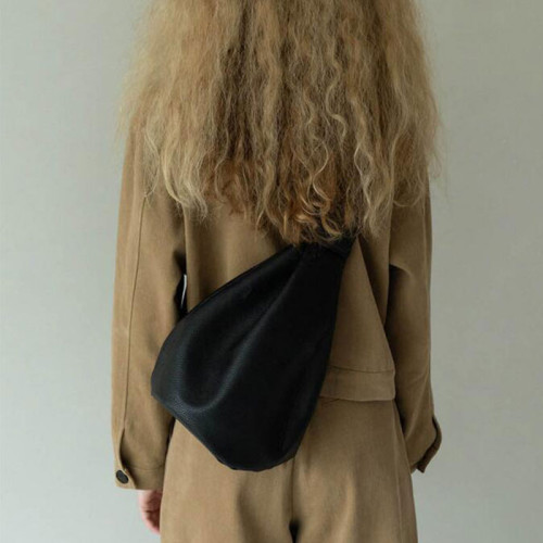 包包女2025新款高級質感通勤小衆設計山系單肩水桶包斜後後背包胸挎包