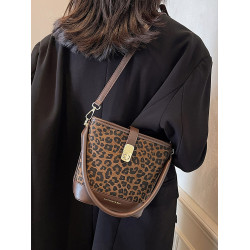 今年流行爆款包包女秋冬季2026新款豹紋小衆斜後後背包休閒手提水桶包