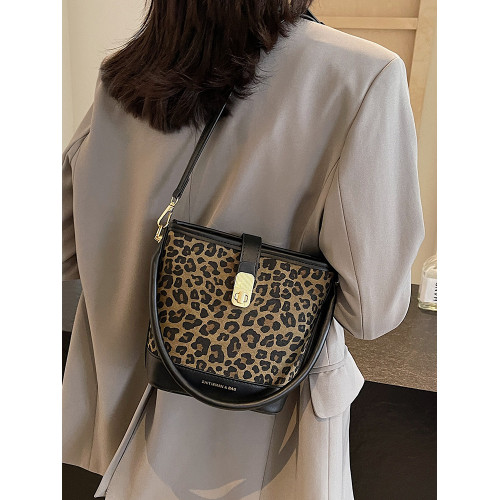 今年流行爆款包包女秋冬季2026新款豹紋小衆斜後後背包休閒手提水桶包 今年流行爆款包包女秋冬季2026新款豹紋小衆斜後後背包休閒手提水桶包