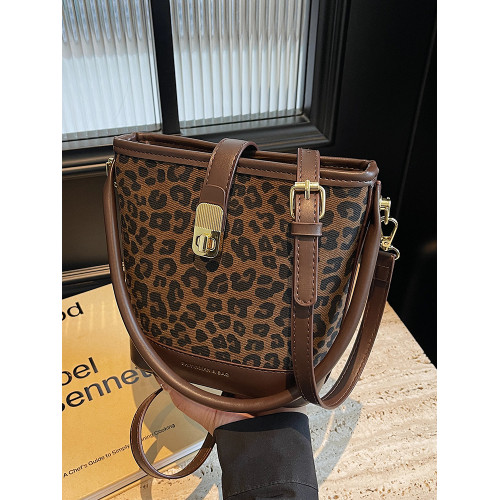 今年流行爆款包包女秋冬季2026新款豹紋小衆斜後後背包休閒手提水桶包 今年流行爆款包包女秋冬季2026新款豹紋小衆斜後後背包休閒手提水桶包