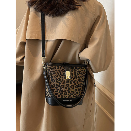 今年流行爆款包包女秋冬季2026新款豹紋小衆斜後後背包休閒手提水桶包 今年流行爆款包包女秋冬季2026新款豹紋小衆斜後後背包休閒手提水桶包