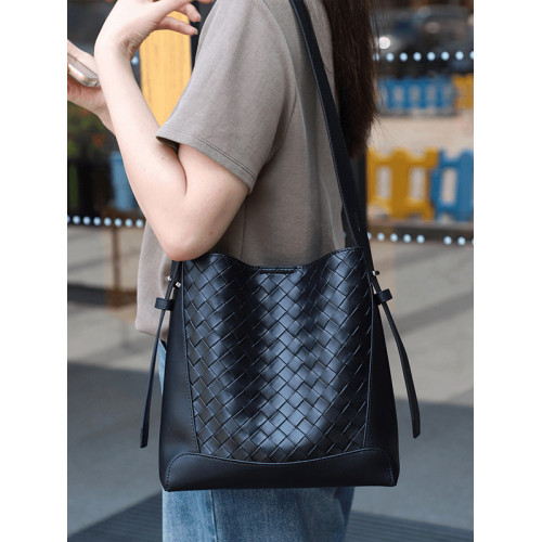 真皮女包2026新款頭層牛皮時尚百搭水桶包大容量包包單肩斜後後背包 真皮女包2026新款頭層牛皮時尚百搭水桶包大容量包包單肩斜後後背包