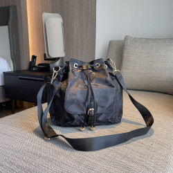 高質感新款水桶包女韓版尼龍布時尚百搭休閒大容量抽繩單肩斜後後背包