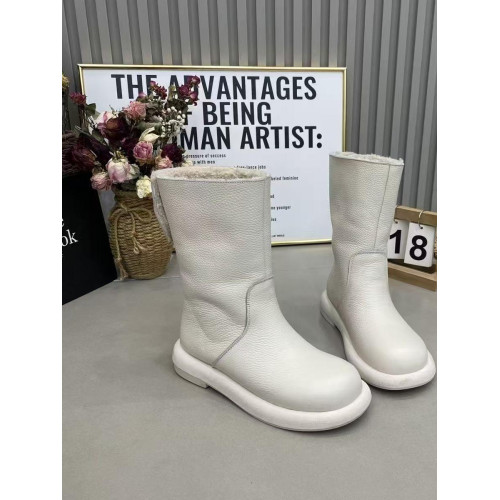 品牌鞋皮面荔枝紋白色雪地靴女冬加絨中筒靴子2025新款平底馬丁靴