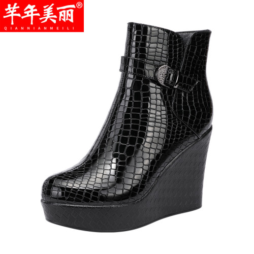 漆皮坡跟短靴女2026秋冬新款防水台厚底中筒靴圓頭大碼高跟馬丁靴