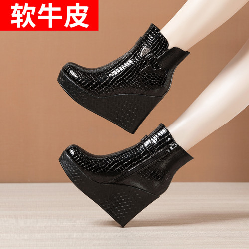 漆皮坡跟短靴女2026秋冬新款防水台厚底中筒靴圓頭大碼高跟馬丁靴