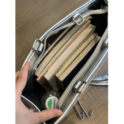 錢一波痛包｜銀色大食量A4痛層大容量斜後後背包通勤上課實用雙肩吧唧