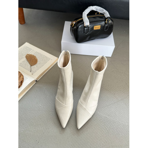 白色尖頭小跟短靴女2025秋新款法式時尚配裙子軟皮彈力瘦瘦靴細跟