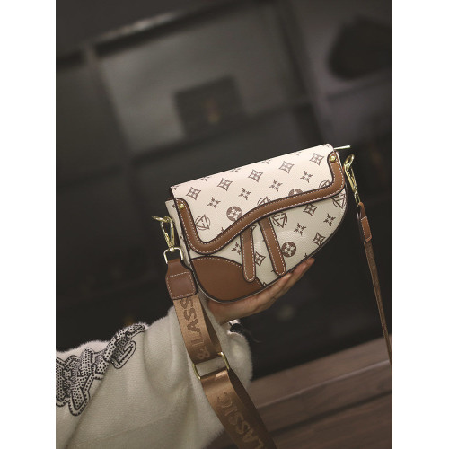 小衆設計原創小包包女士2026新款今年流行超火百搭女式斜背馬鞍包