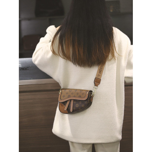 小衆設計原創小包包女士2026新款今年流行超火百搭女式斜背馬鞍包