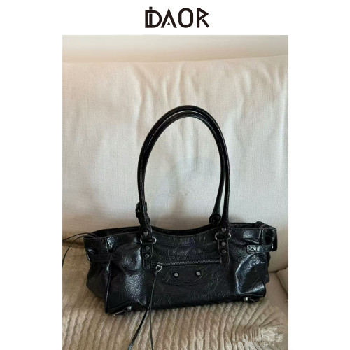 DAOR高級感牛皮辣妹機車包包女2025新款時尚鉚釘腋下包通勤單肩包