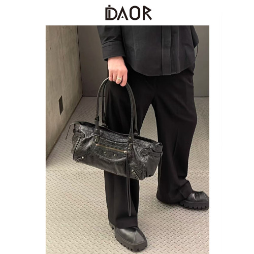 DAOR高級感牛皮辣妹機車包包女2025新款時尚鉚釘腋下包通勤單肩包