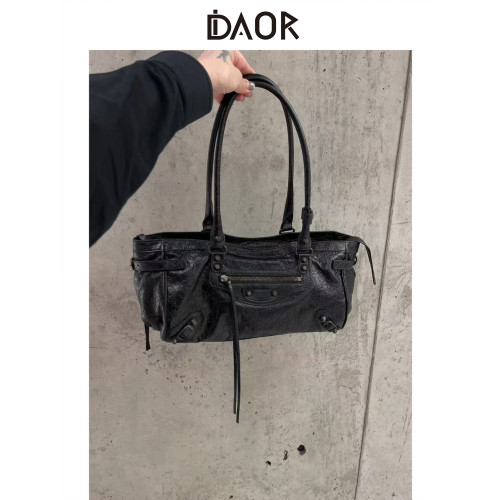 DAOR高級感牛皮辣妹機車包包女2025新款時尚鉚釘腋下包通勤單肩包