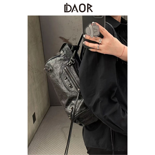 DAOR高級感牛皮辣妹機車包包女2025新款時尚鉚釘腋下包通勤單肩包