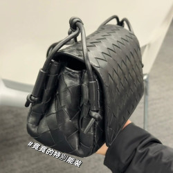 B家麂皮絨手工牛皮編織真皮女包單肩斜背繙蓋小方包簡約相機小包