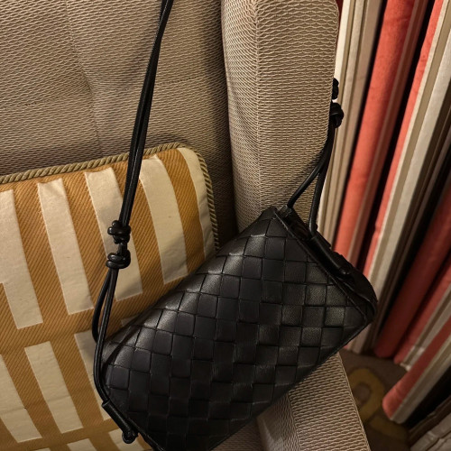 B家麂皮絨手工牛皮編織真皮女包單肩斜背繙蓋小方包簡約相機小包