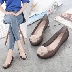 果凍鞋女2021新款玫瑰花朵雨鞋魚嘴平底柔軟厚底沙灘鞋橡膠防水鞋