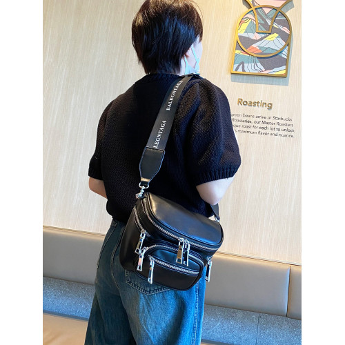 網紅爆款馬鞍包2026新款斜後後背包女小衆簡約字母寬肩帶單肩包半圓包 網紅爆款馬鞍包2026新款斜後後背包女小衆簡約字母寬肩帶單肩包半圓包