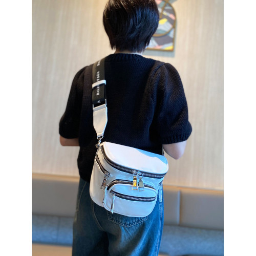 網紅爆款馬鞍包2026新款斜後後背包女小衆簡約字母寬肩帶單肩包半圓包 網紅爆款馬鞍包2026新款斜後後背包女小衆簡約字母寬肩帶單肩包半圓包