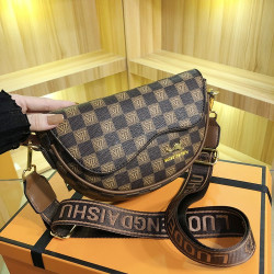 高級感小衆包包女2025新款休閒單肩斜後後背包時尚質感小包馬鞍包