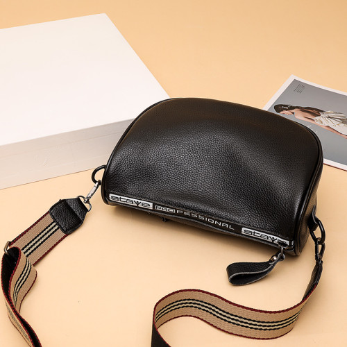 真皮包包2025新款潮寬帶馬鞍包歐洲站胸包牛皮女包軟皮單肩斜後後背包