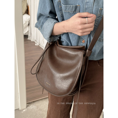 韓國大包包女秋冬2023新款潮時尚復古馬鞍包百搭大容量單肩斜後後背包 韓國大包包女秋冬2023新款潮時尚復古馬鞍包百搭大容量單肩斜後後背包