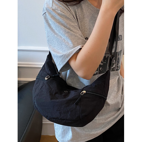 日系超輕防水布女百搭單肩斜後後背包休閒牛角包大學生上課通勤餃子包