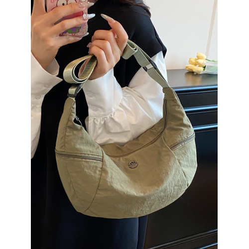 日系超輕防水布女百搭單肩斜後後背包休閒牛角包大學生上課通勤餃子包