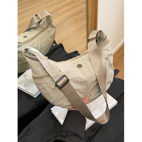 日系超輕防水布女百搭單肩斜後後背包休閒牛角包大學生上課通勤餃子包