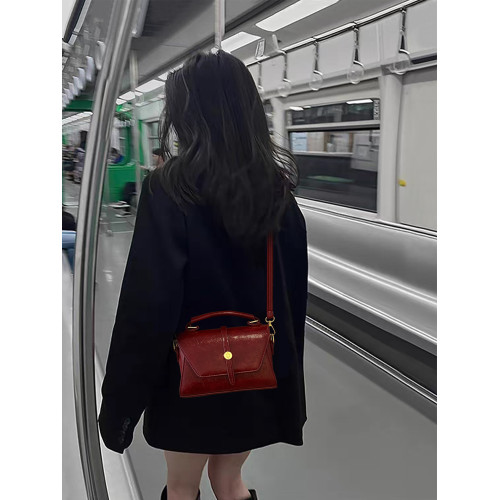 紅色新娘結婚包包女士2026新款輕奢小衆設計精緻高級感斜背馬鞍包