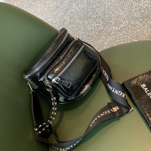 歐美亮面女包包2026新款百搭軟皮馬鞍包時尚寬帶單肩包半圓斜後後背包