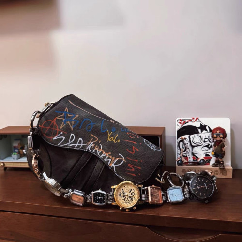 復古塗鴉馬鞍包女單肩斜背手提包通勤個性腋下包表盤百搭郵差包潮 復古塗鴉馬鞍包女單肩斜背手提包通勤個性腋下包表盤百搭郵差包潮